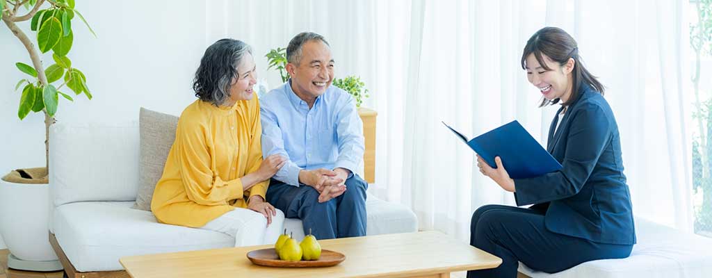 アドバイスを受ける夫婦