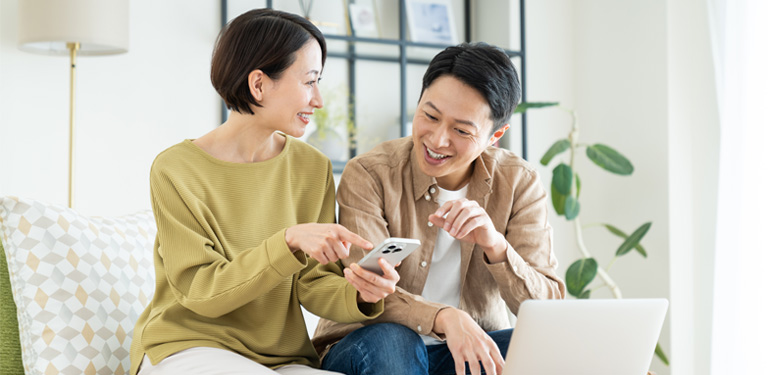 SNSを見る夫婦