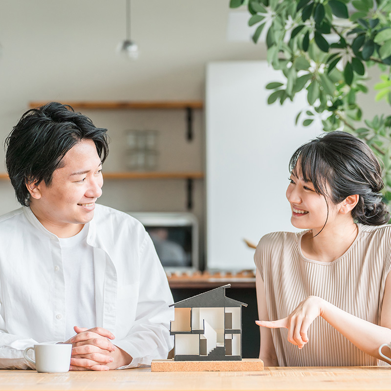 未来を想像する夫婦