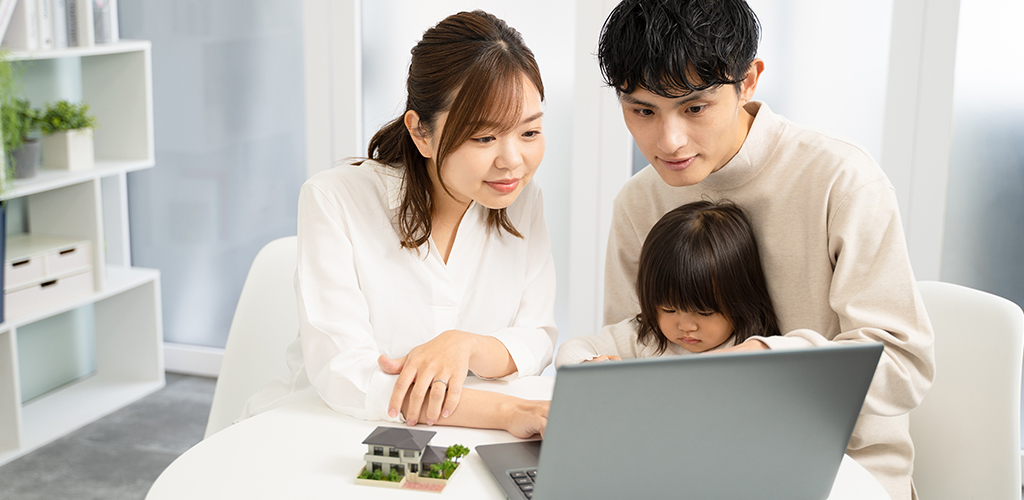 Z世代・X世代に聞く!家づくりの決め手と展示場のリアルな評価