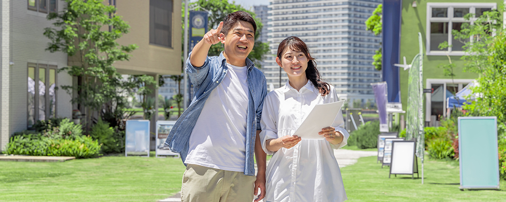 展示場を見学する夫婦