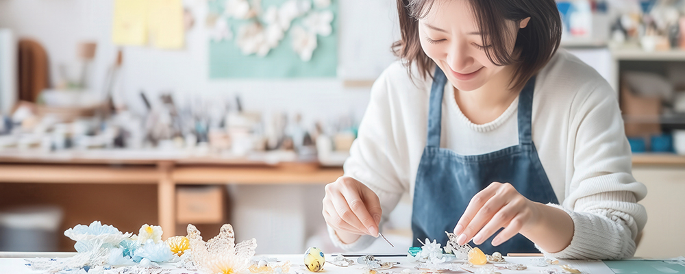 ハンドメイドする女性