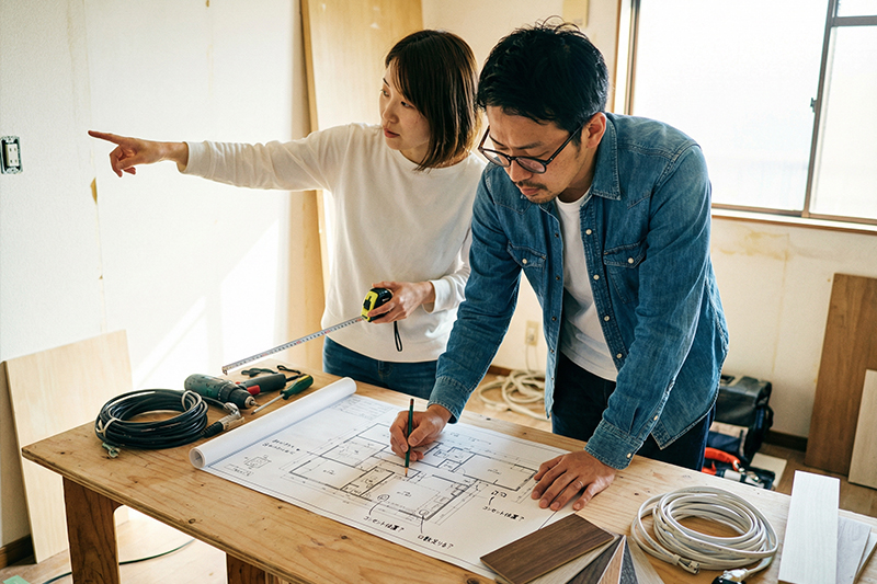 コンセントの位置を確認する夫婦