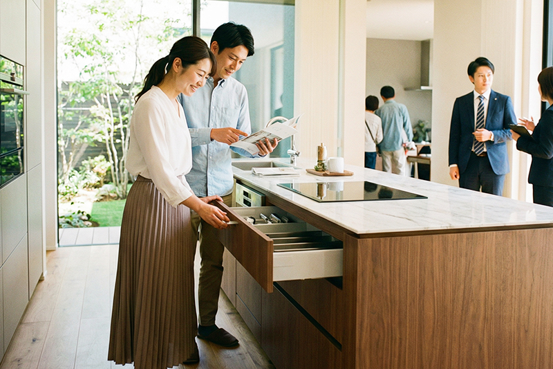 キッチンを見学する夫婦